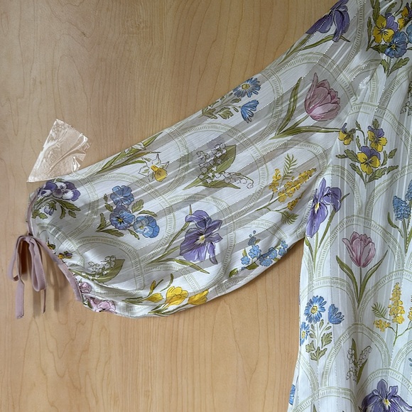 ‼️SOLD‼️Gorgeous Floral Blouse - Picture 9 of 14